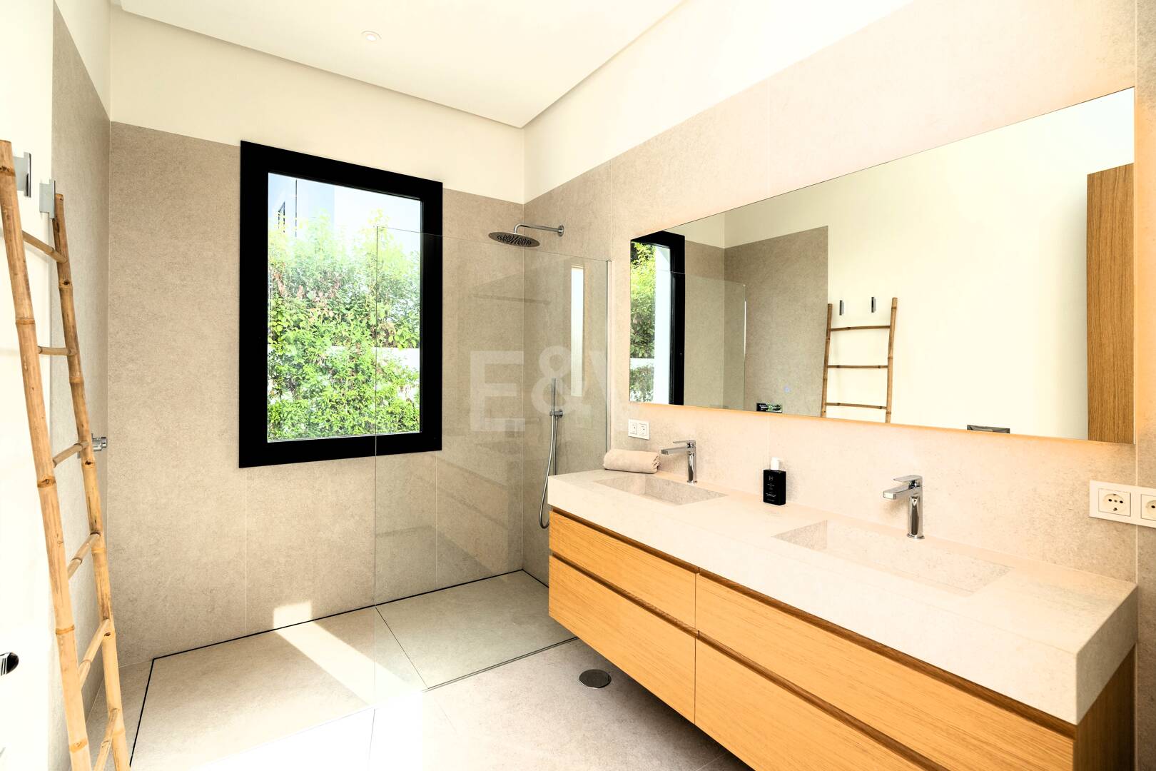 Stunning Modern Villa in Prime Location in San Pedro Beach