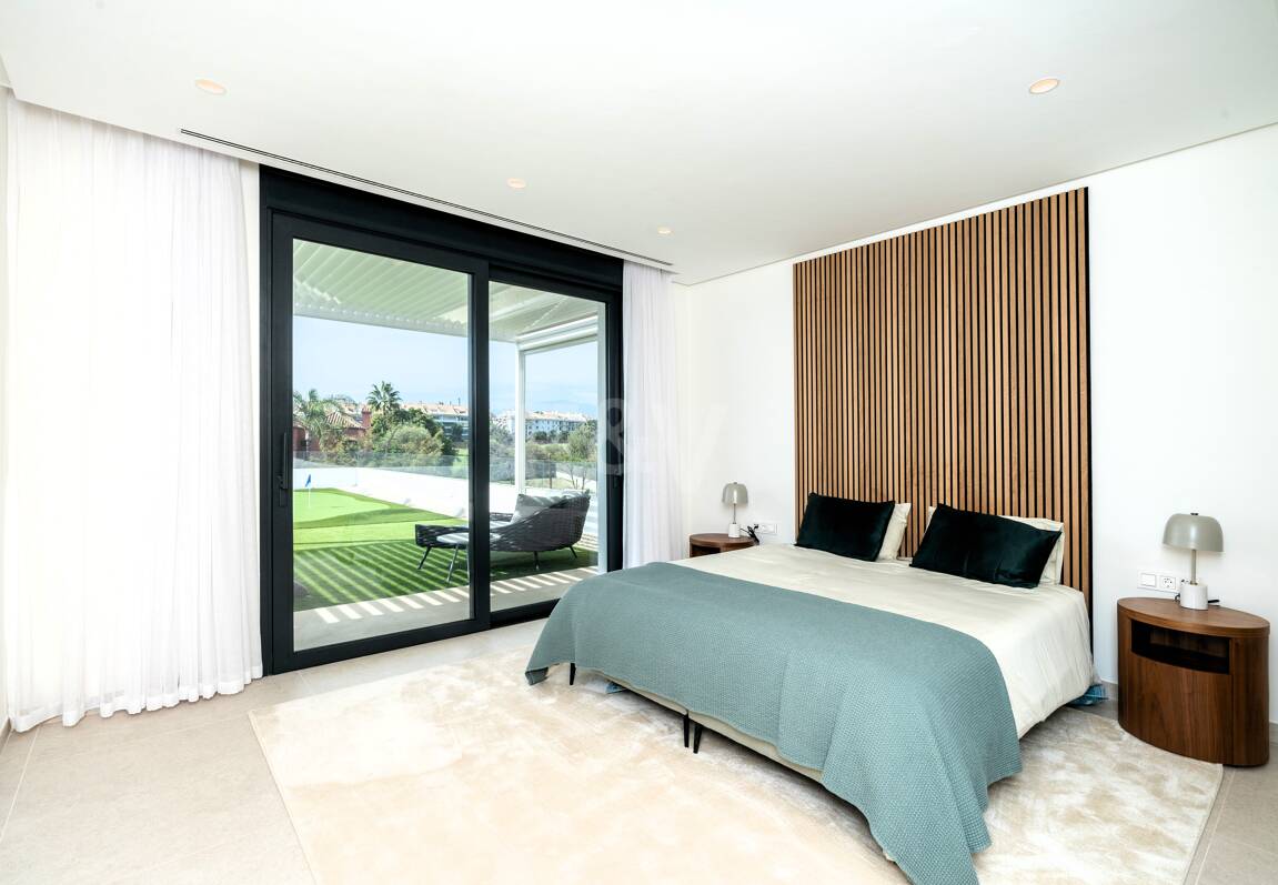 Stunning Modern Villa in Prime Location in San Pedro Beach