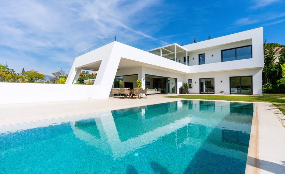 Stunning Modern Villa in Prime Location in San Pedro Beach