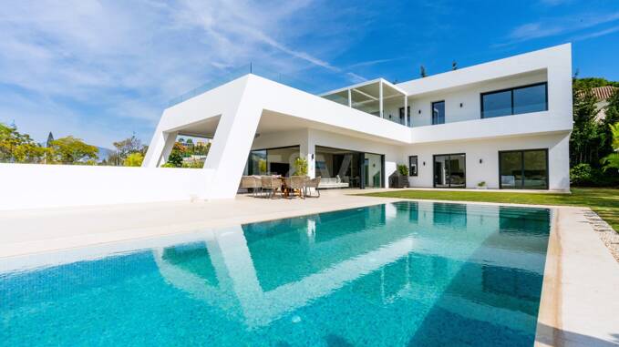 Atemberaubende moderne Villa in bester Lage am Strand von San Pedro