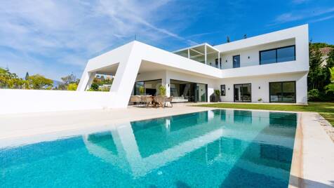 Stunning Modern Villa in Prime Location in San Pedro Beach