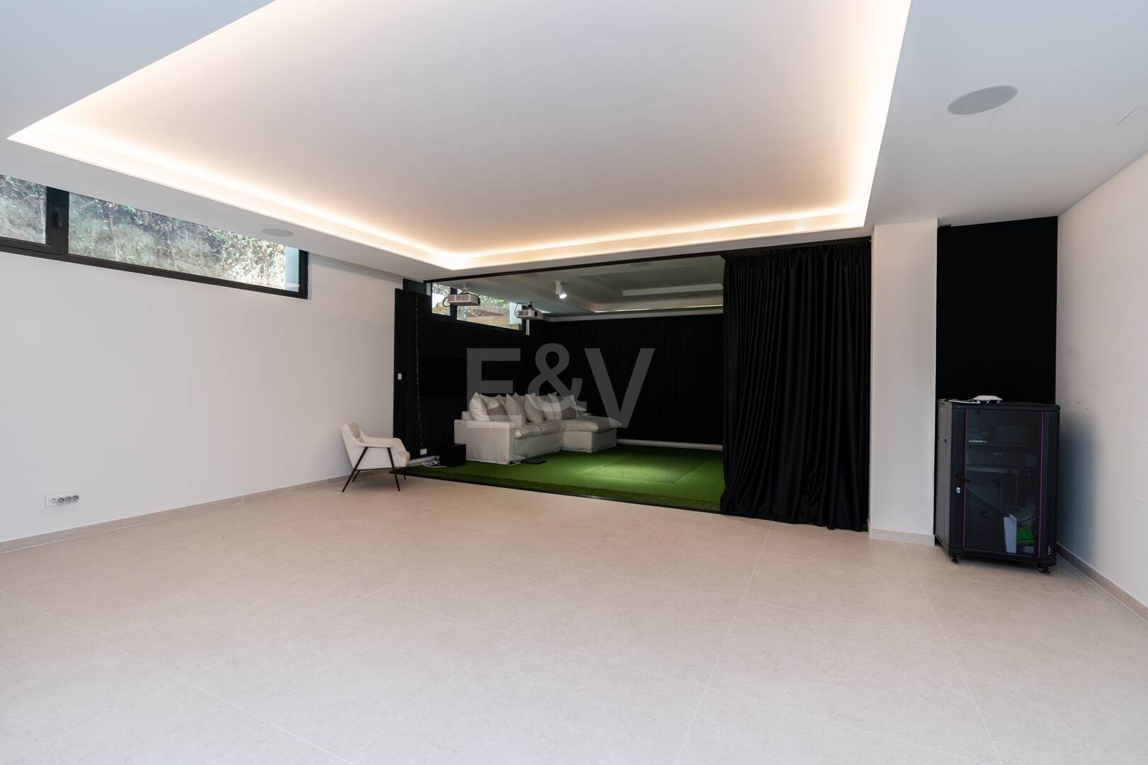 Stunning Modern Villa in Prime Location in San Pedro Beach