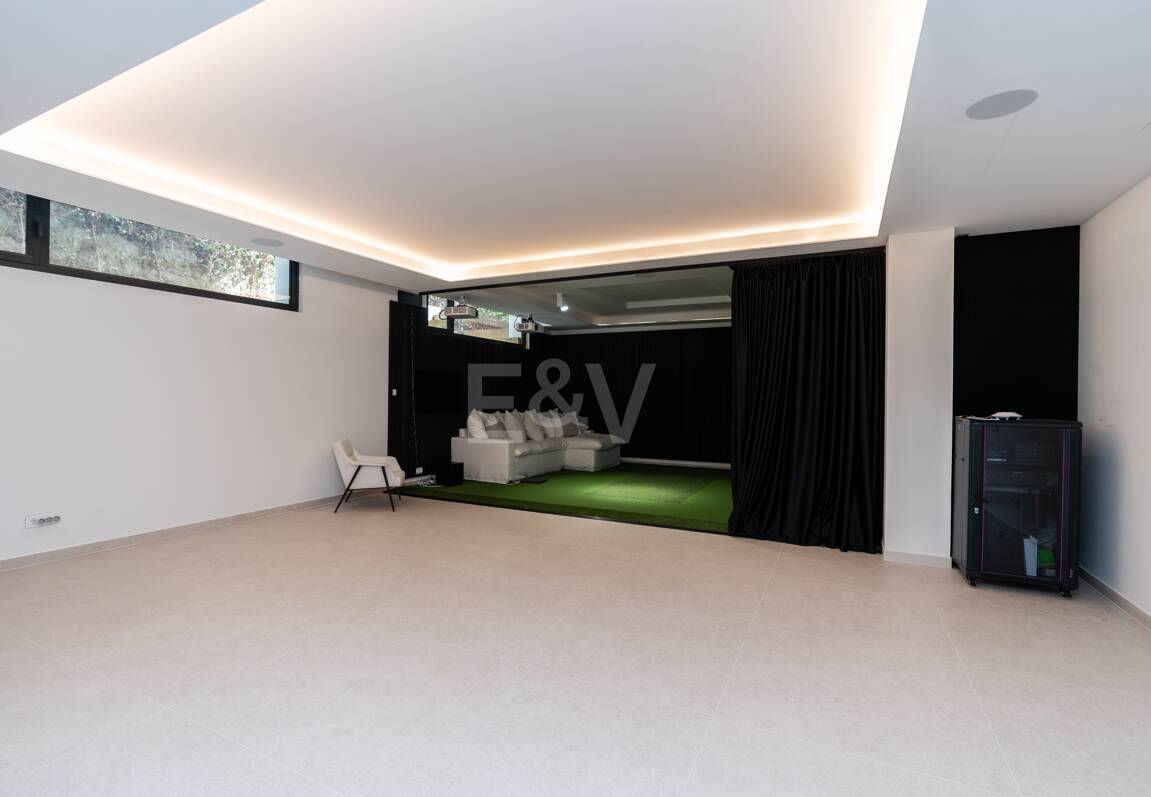 Stunning Modern Villa in Prime Location in San Pedro Beach