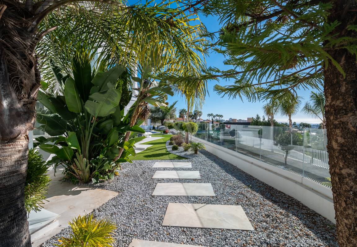 Villa de lujo de diseño con vistas al mar y al golf en La Alquería. Disponible para alquiler a corto plazo