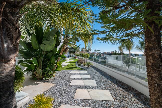 Villa de lujo de diseño con vistas al mar y al golf en La Alquería. Disponible para alquiler a corto plazo