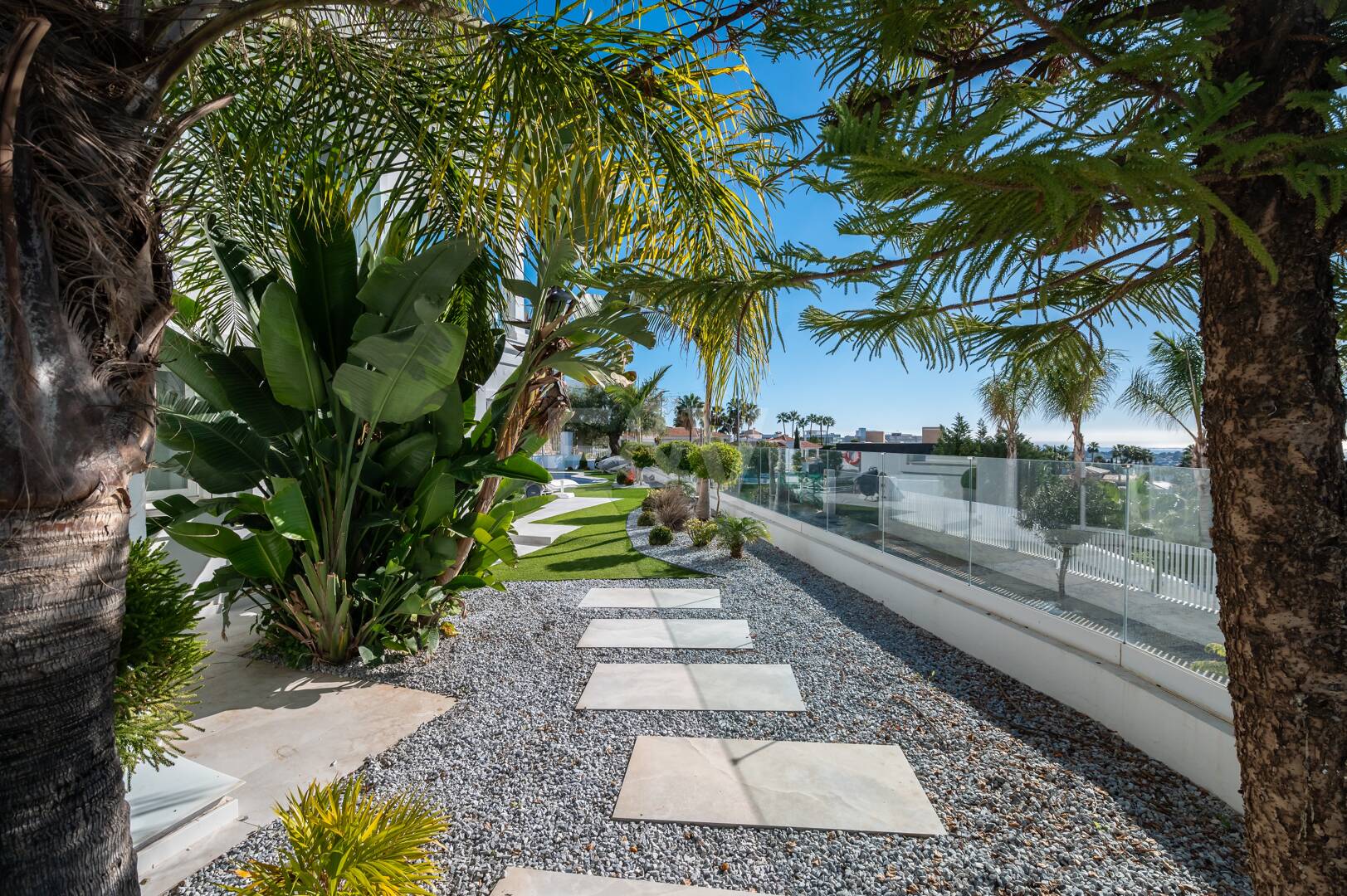 Villa de lujo de diseño con vistas al mar y al golf en La Alquería. Disponible para alquiler a corto plazo