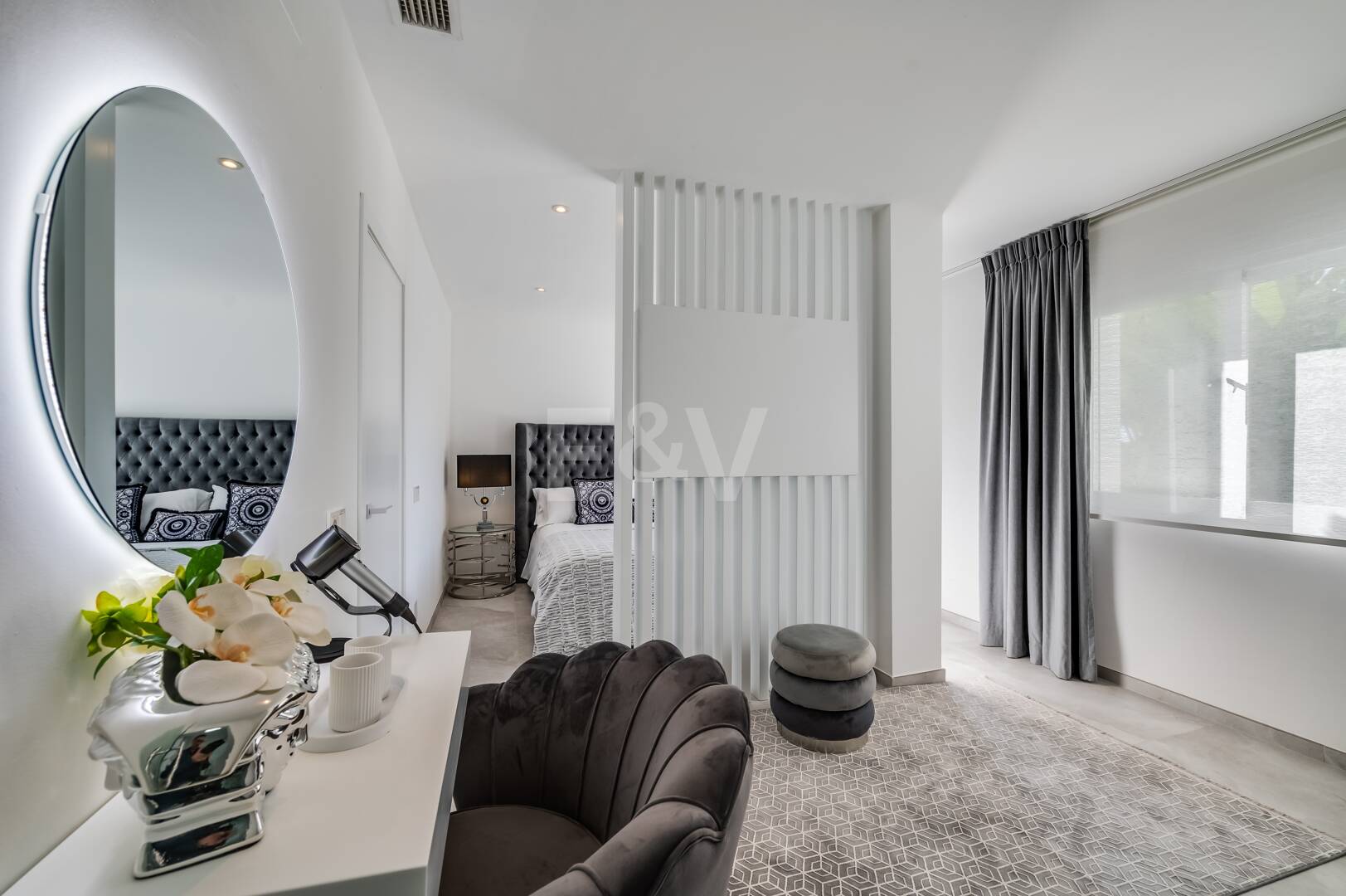 Villa de lujo de diseño con vistas al mar y al golf en La Alquería. Disponible para alquiler a corto plazo