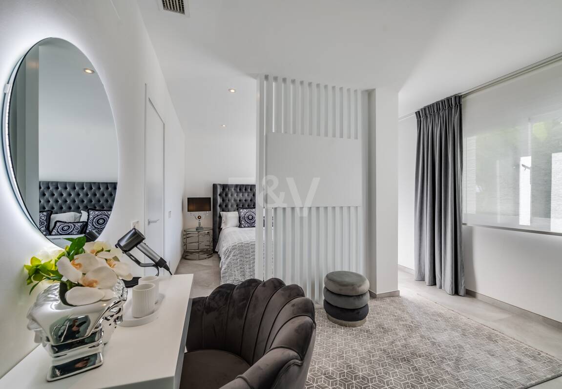 Villa de lujo de diseño con vistas al mar y al golf en La Alquería. Disponible para alquiler a corto plazo