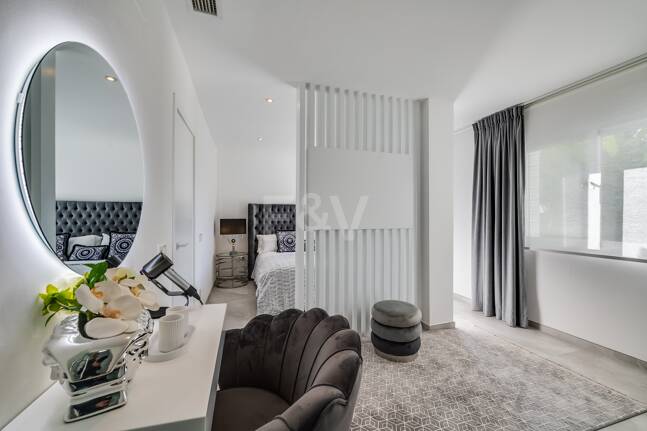 Villa de lujo de diseño con vistas al mar y al golf en La Alquería. Disponible para alquiler a corto plazo