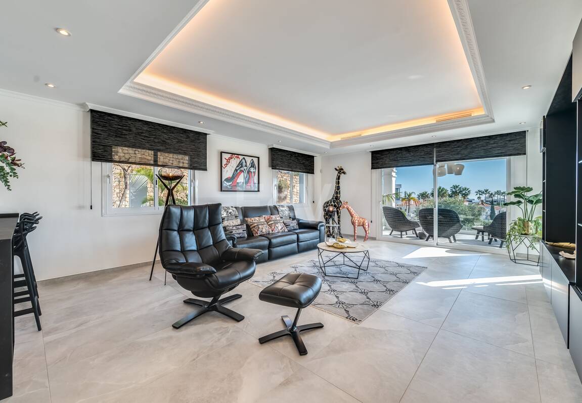 Villa de lujo de diseño con vistas al mar y al golf en La Alquería. Disponible para alquiler a corto plazo