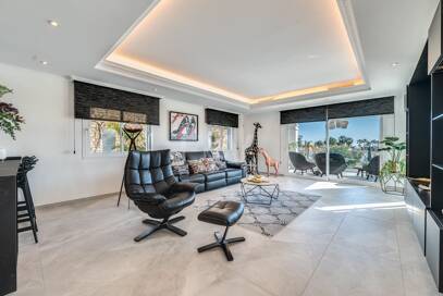 Villa de lujo de diseño con vistas al mar y al golf en La Alquería. Disponible para alquiler a corto plazo