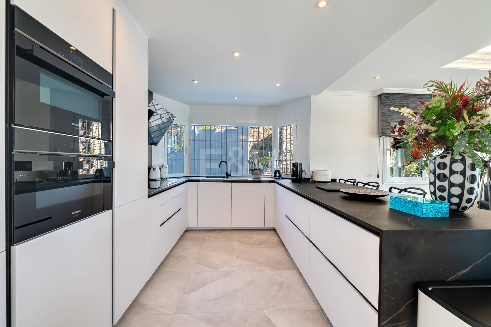 Villa de lujo de diseño con vistas al mar y al golf en La Alquería. Disponible para alquiler a corto plazo