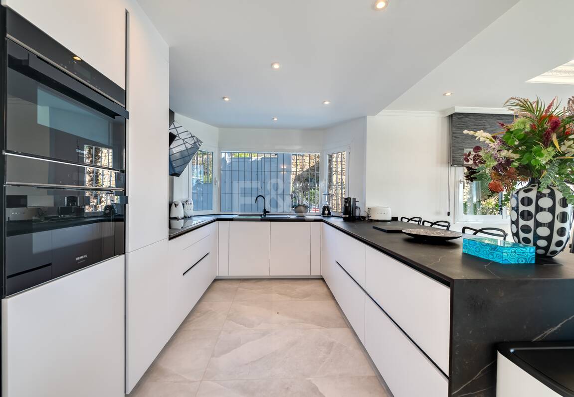 Villa de lujo de diseño con vistas al mar y al golf en La Alquería. Disponible para alquiler a corto plazo