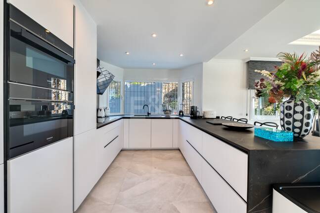 Villa de lujo de diseño con vistas al mar y al golf en La Alquería. Disponible para alquiler a corto plazo