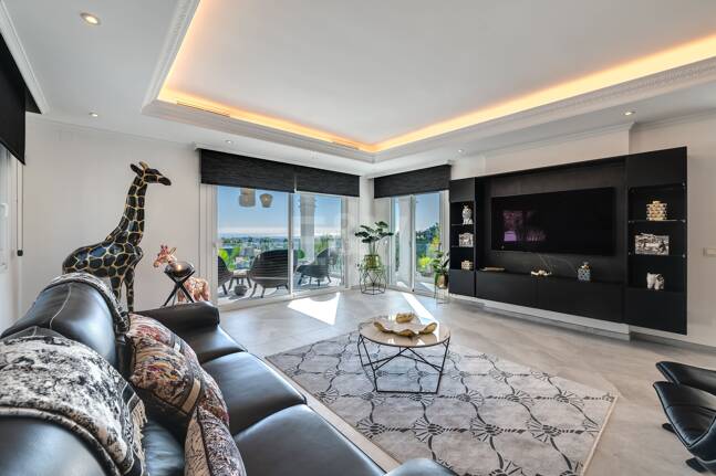 Villa de lujo de diseño con vistas al mar y al golf en La Alquería. Disponible para alquiler a corto plazo