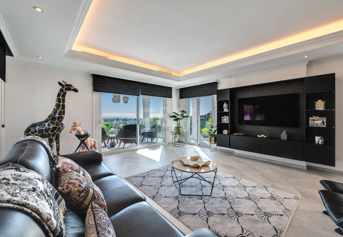 Villa de lujo de diseño con vistas al mar y al golf en La Alquería. Disponible para alquiler a corto plazo