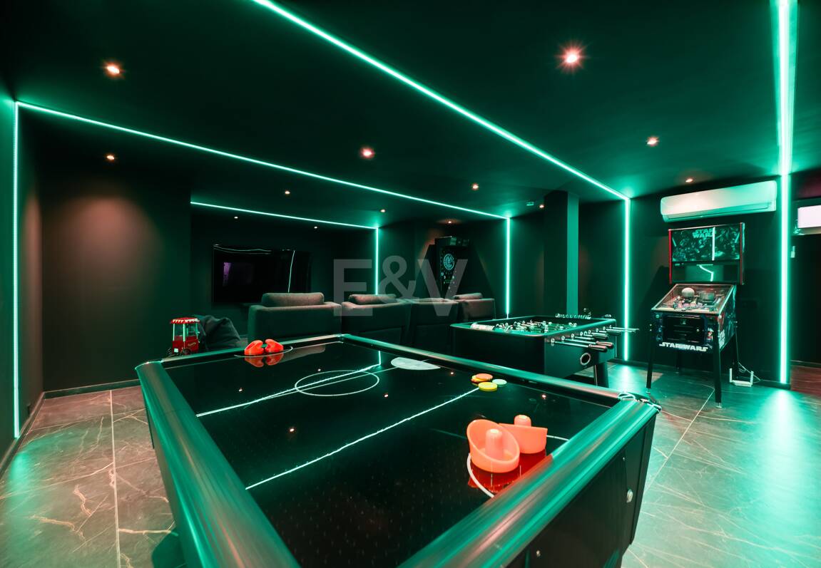 Villa de lujo de diseño con vistas al mar y al golf en La Alquería. Disponible para alquiler a corto plazo