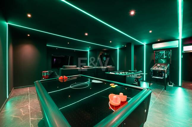 Villa de lujo de diseño con vistas al mar y al golf en La Alquería. Disponible para alquiler a corto plazo