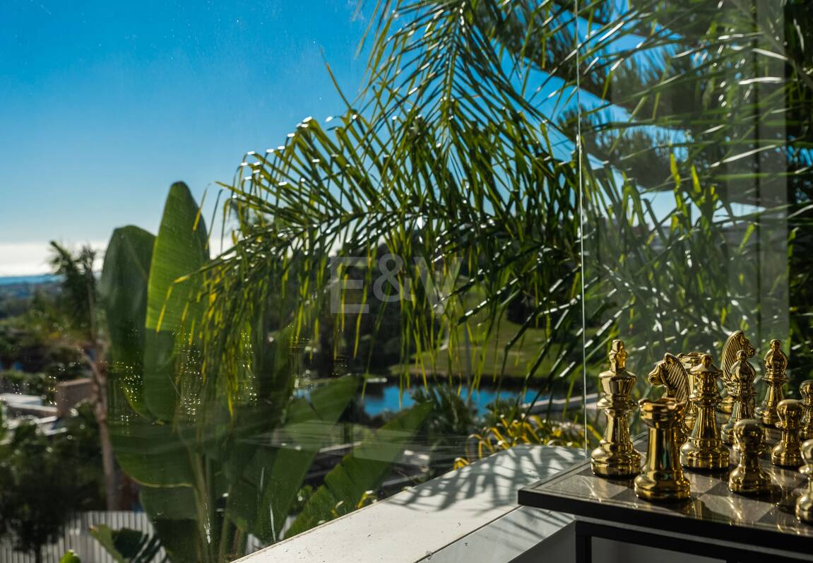 Villa de lujo de diseño con vistas al mar y al golf en La Alquería. Disponible para alquiler a corto plazo