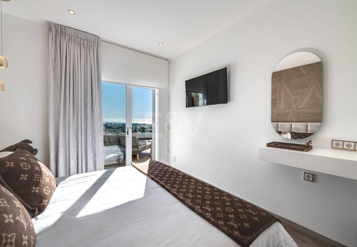 Villa de lujo de diseño con vistas al mar y al golf en La Alquería. Disponible para alquiler a corto plazo