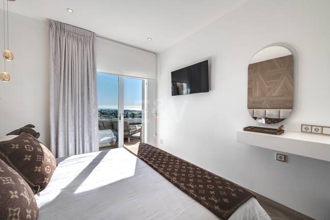 Villa de lujo de diseño con vistas al mar y al golf en La Alquería. Disponible para alquiler a corto plazo