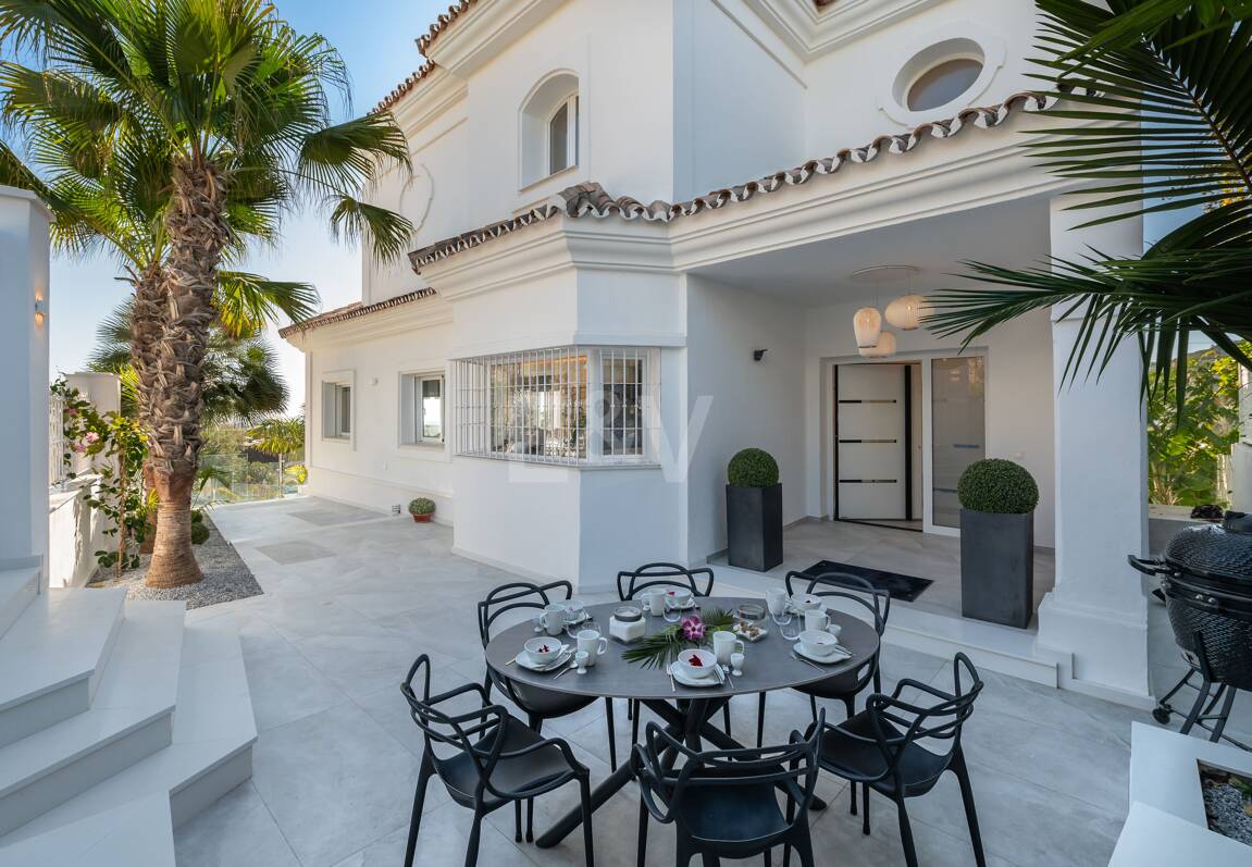 Villa de lujo de diseño con vistas al mar y al golf en La Alquería. Disponible para alquiler a corto plazo