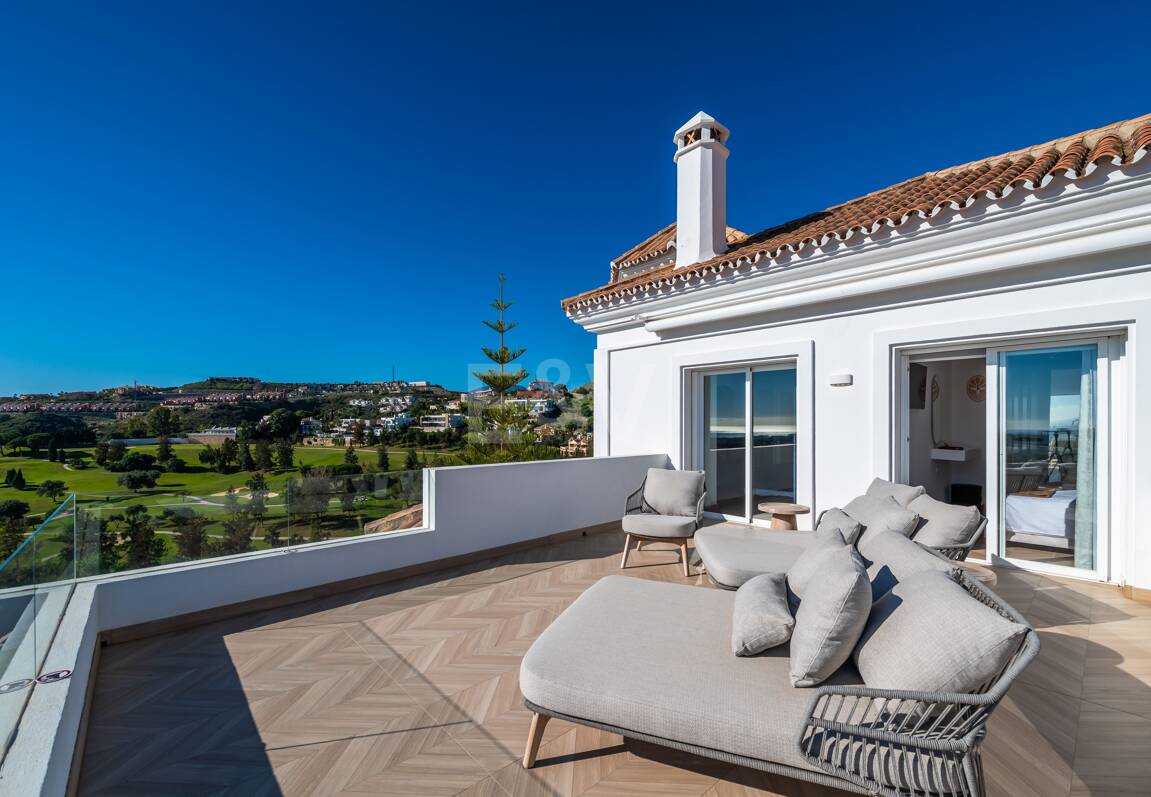 Villa de lujo de diseño con vistas al mar y al golf en La Alquería. Disponible para alquiler a corto plazo