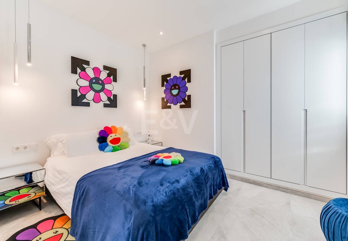 Villa de lujo de diseño con vistas al mar y al golf en La Alquería. Disponible para alquiler a corto plazo