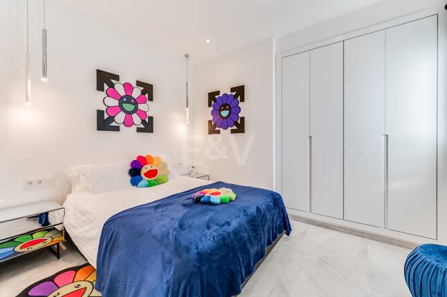 Villa de lujo de diseño con vistas al mar y al golf en La Alquería. Disponible para alquiler a corto plazo