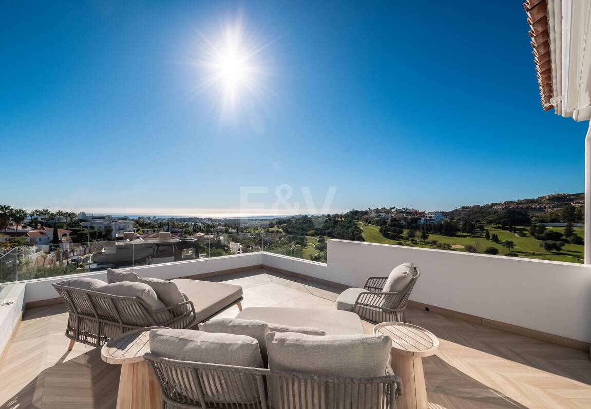 Villa de lujo de diseño con vistas al mar y al golf en La Alquería. Disponible para alquiler a corto plazo