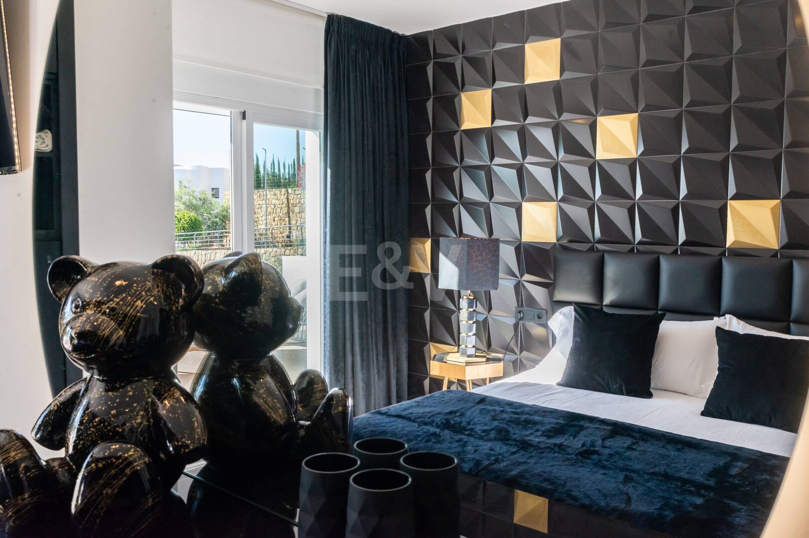 Villa de lujo de diseño con vistas al mar y al golf en La Alquería. Disponible para alquiler a corto plazo