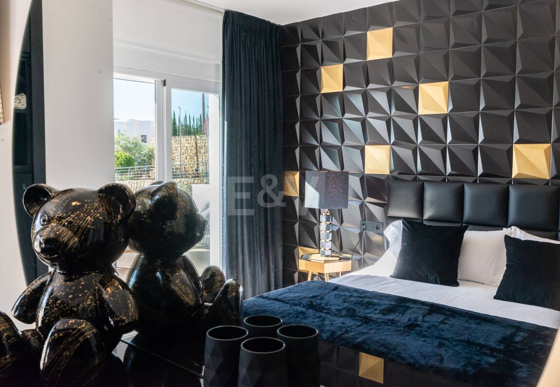 Villa de lujo de diseño con vistas al mar y al golf en La Alquería. Disponible para alquiler a corto plazo