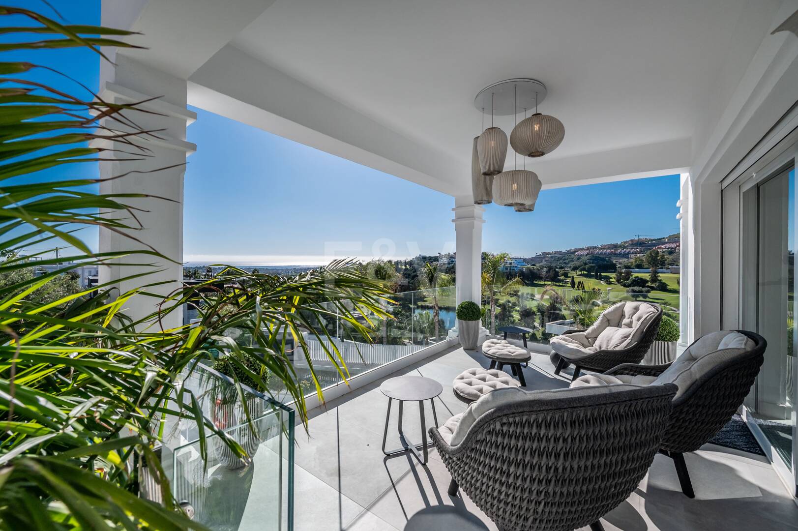 Villa de lujo de diseño con vistas al mar y al golf en La Alquería. Disponible para alquiler a corto plazo