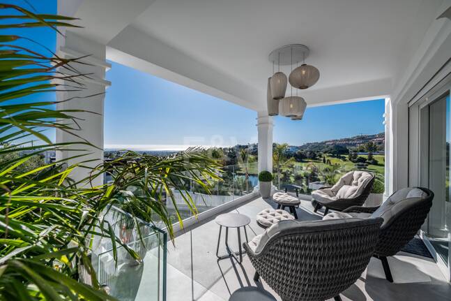 Villa de lujo de diseño con vistas al mar y al golf en La Alquería. Disponible para alquiler a corto plazo