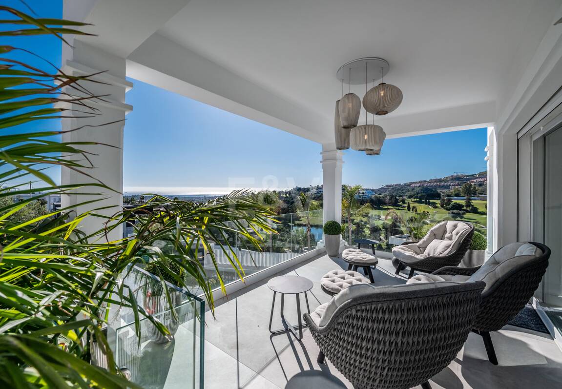 Villa de lujo de diseño con vistas al mar y al golf en La Alquería. Disponible para alquiler a corto plazo