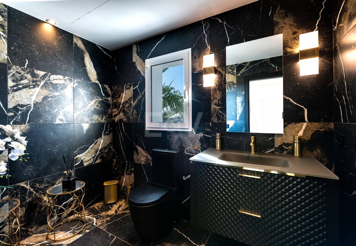 Villa de lujo de diseño con vistas al mar y al golf en La Alquería. Disponible para alquiler a corto plazo