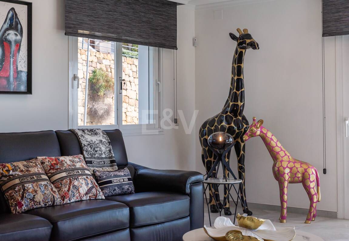 Villa de lujo de diseño con vistas al mar y al golf en La Alquería. Disponible para alquiler a corto plazo