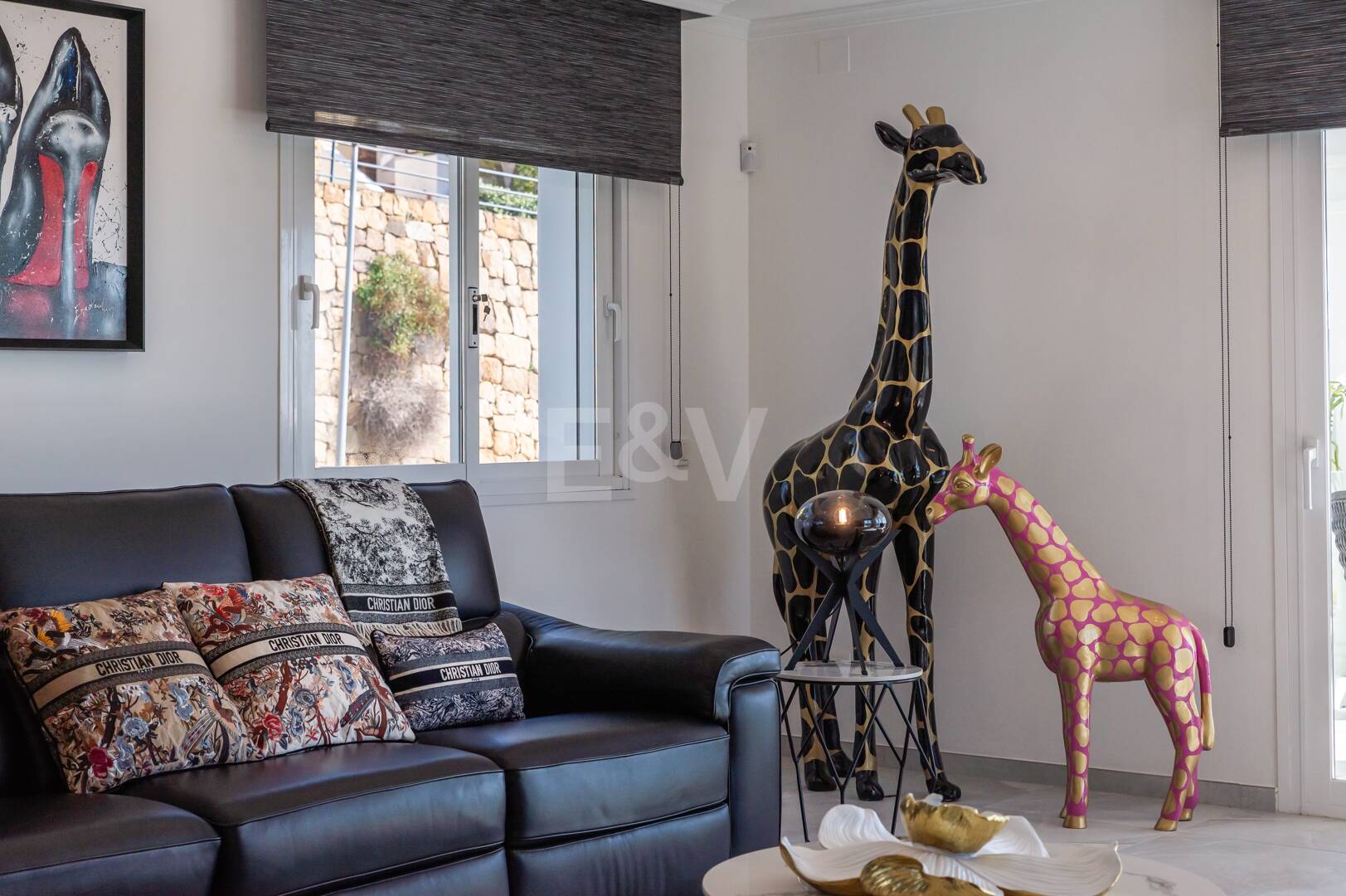 Villa de lujo de diseño con vistas al mar y al golf en La Alquería. Disponible para alquiler a corto plazo