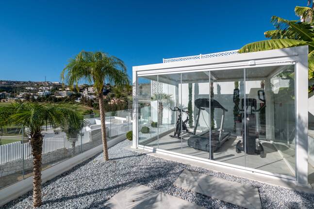 Villa de lujo de diseño con vistas al mar y al golf en La Alquería. Disponible para alquiler a corto plazo