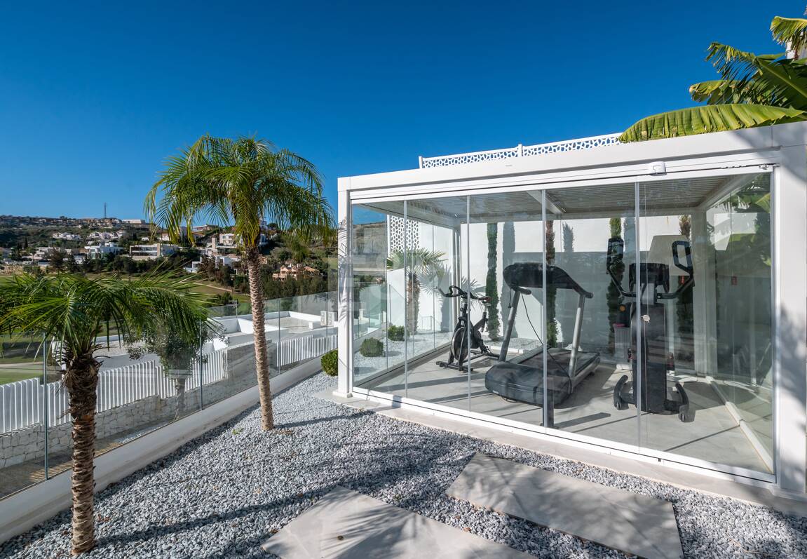 Villa de lujo de diseño con vistas al mar y al golf en La Alquería. Disponible para alquiler a corto plazo