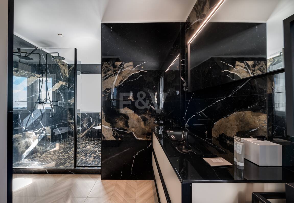 Villa de lujo de diseño con vistas al mar y al golf en La Alquería. Disponible para alquiler a corto plazo