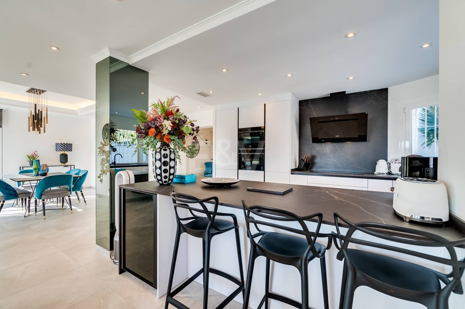 Villa de lujo de diseño con vistas al mar y al golf en La Alquería. Disponible para alquiler a corto plazo