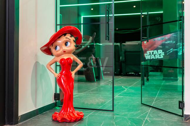 Villa de lujo de diseño con vistas al mar y al golf en La Alquería. Disponible para alquiler a corto plazo