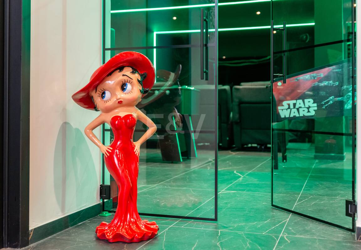 Villa de lujo de diseño con vistas al mar y al golf en La Alquería. Disponible para alquiler a corto plazo