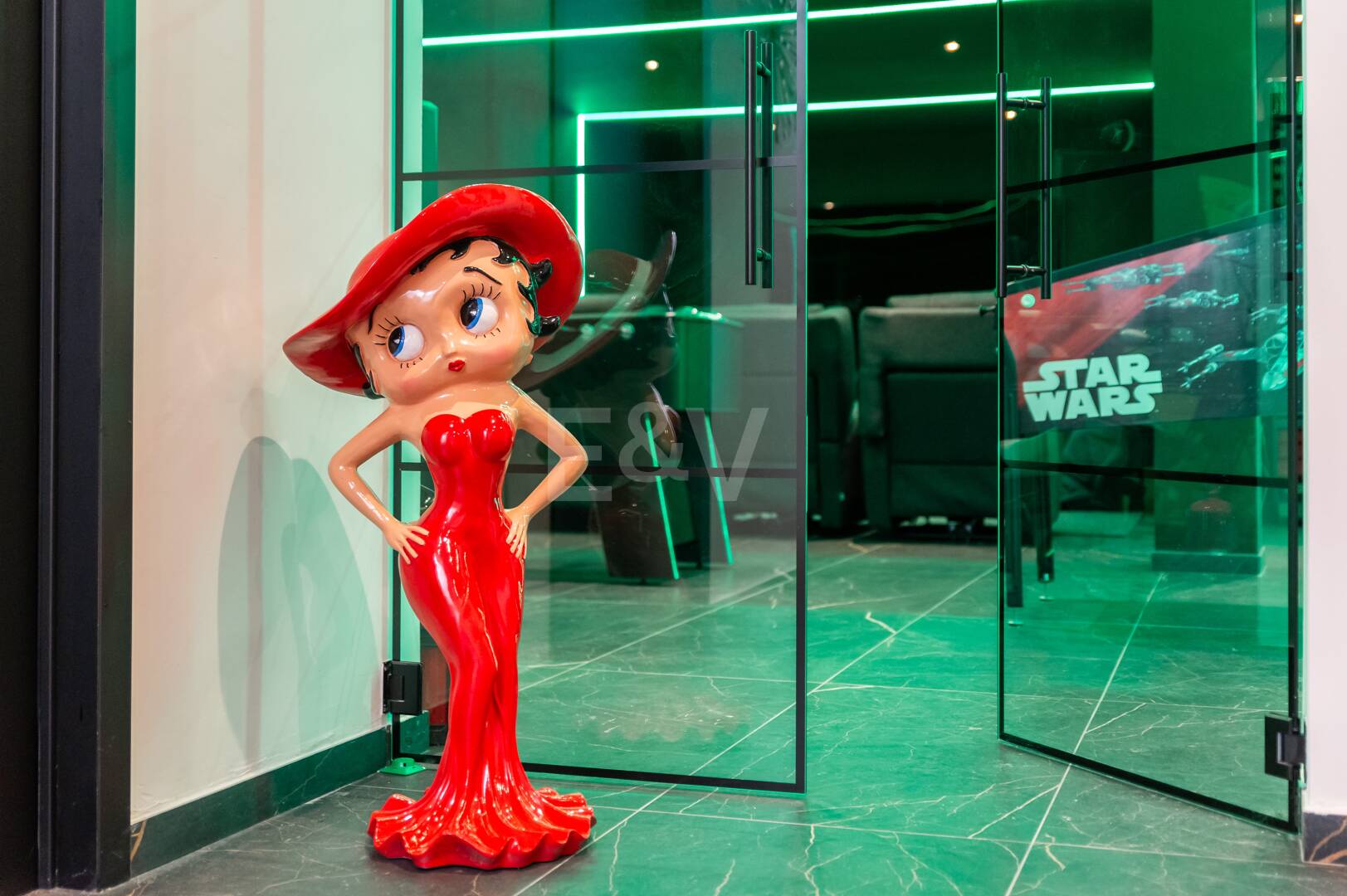 Villa de lujo de diseño con vistas al mar y al golf en La Alquería. Disponible para alquiler a corto plazo