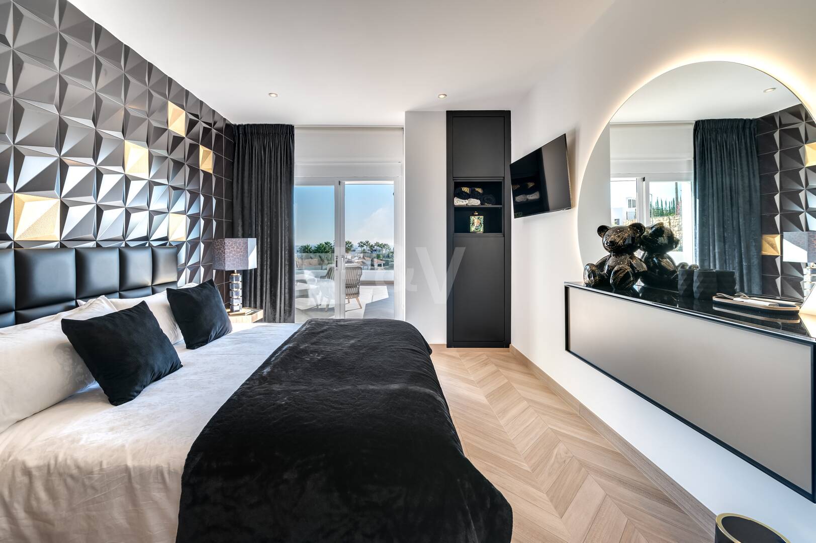 Villa de lujo de diseño con vistas al mar y al golf en La Alquería. Disponible para alquiler a corto plazo