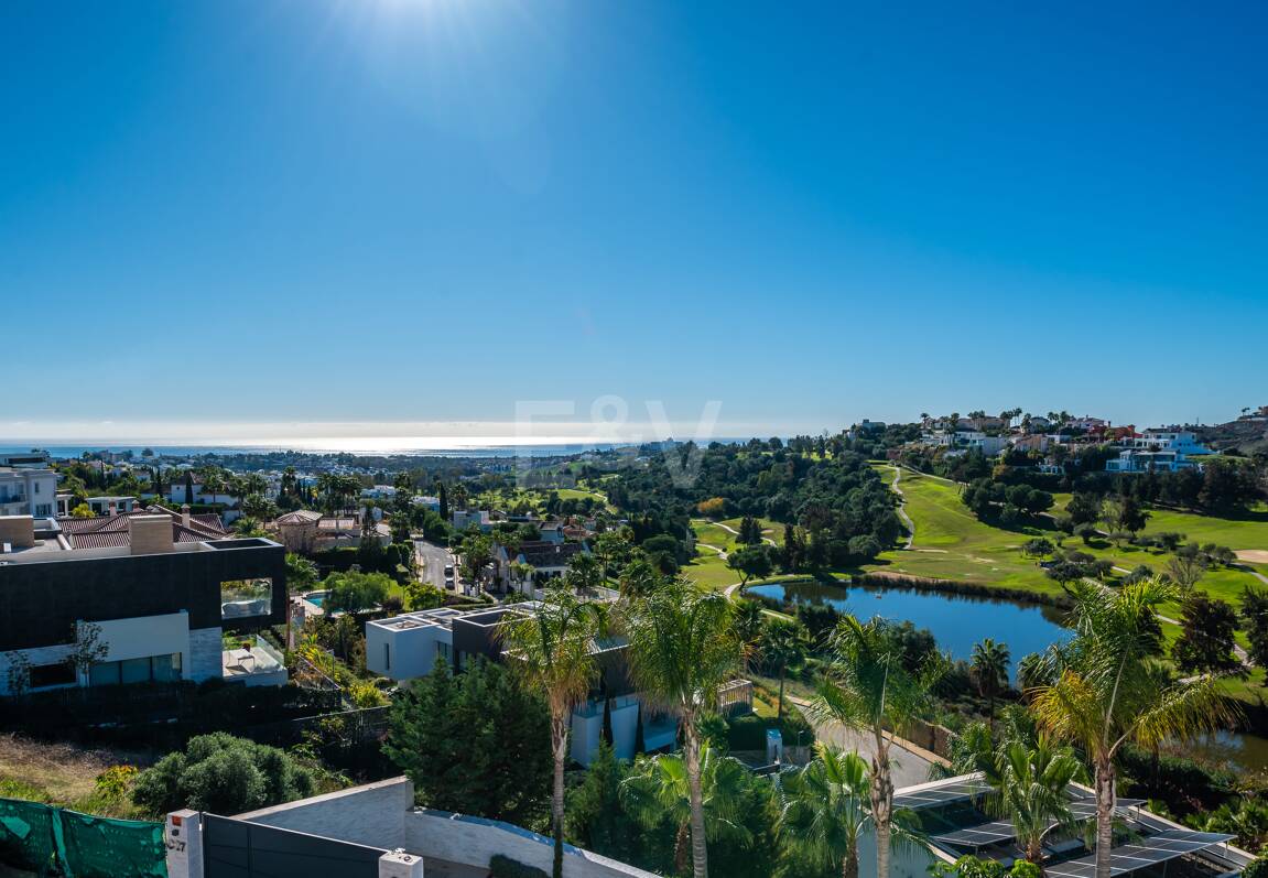 Villa de lujo de diseño con vistas al mar y al golf en La Alquería. Disponible para alquiler a corto plazo