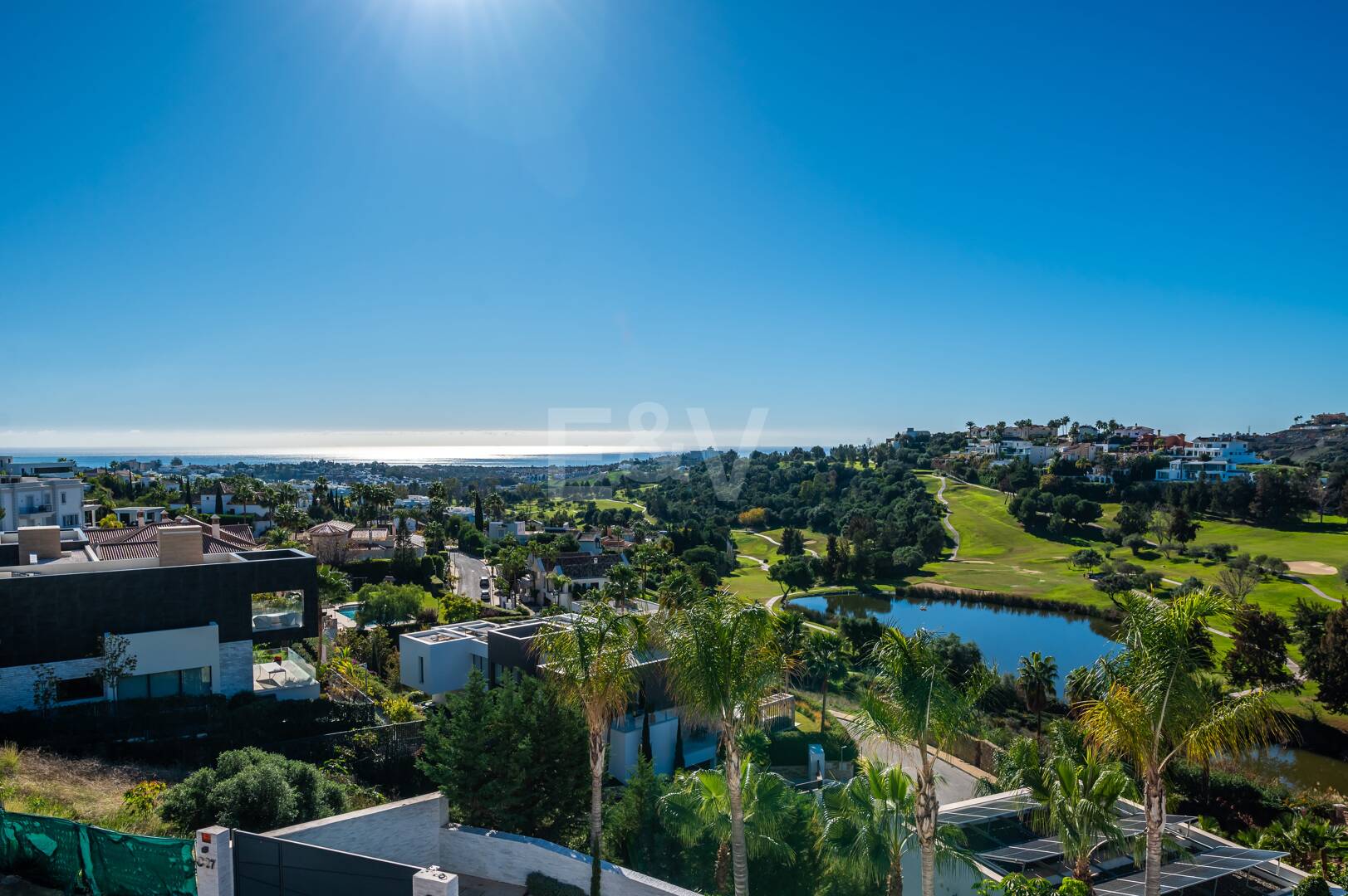Villa de lujo de diseño con vistas al mar y al golf en La Alquería. Disponible para alquiler a corto plazo