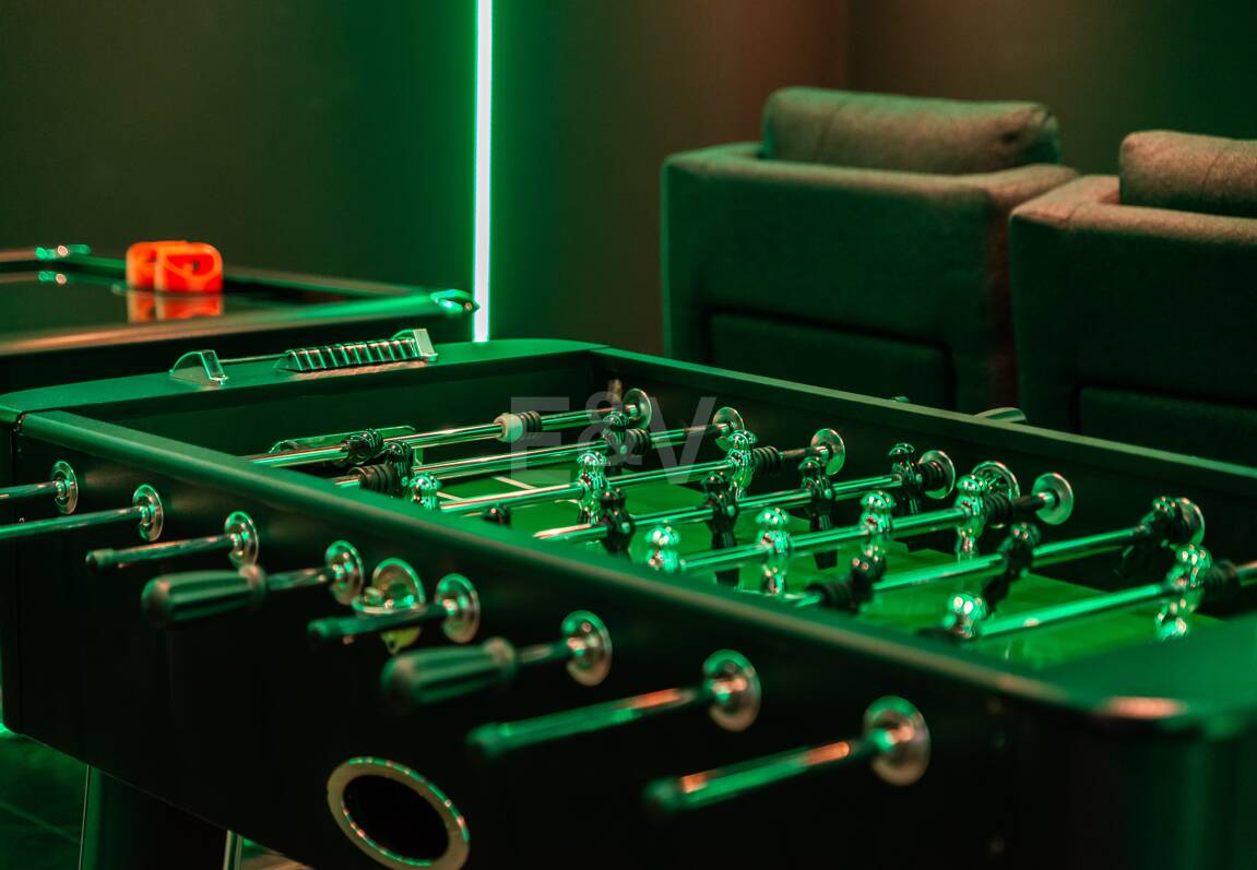 Villa de lujo de diseño con vistas al mar y al golf en La Alquería. Disponible para alquiler a corto plazo