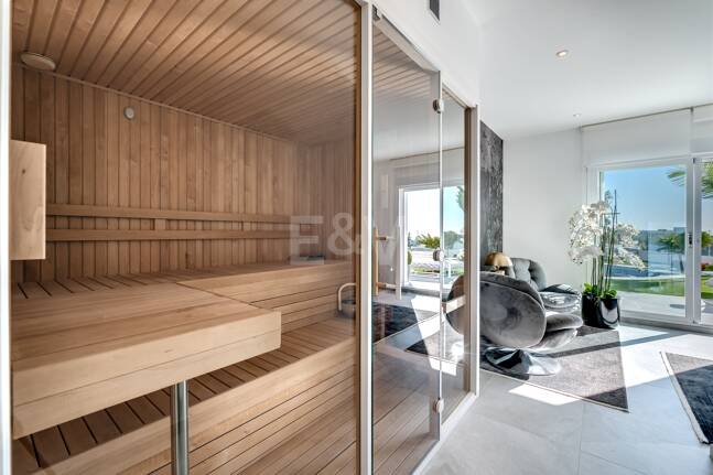 Villa de lujo de diseño con vistas al mar y al golf en La Alquería. Disponible para alquiler a corto plazo